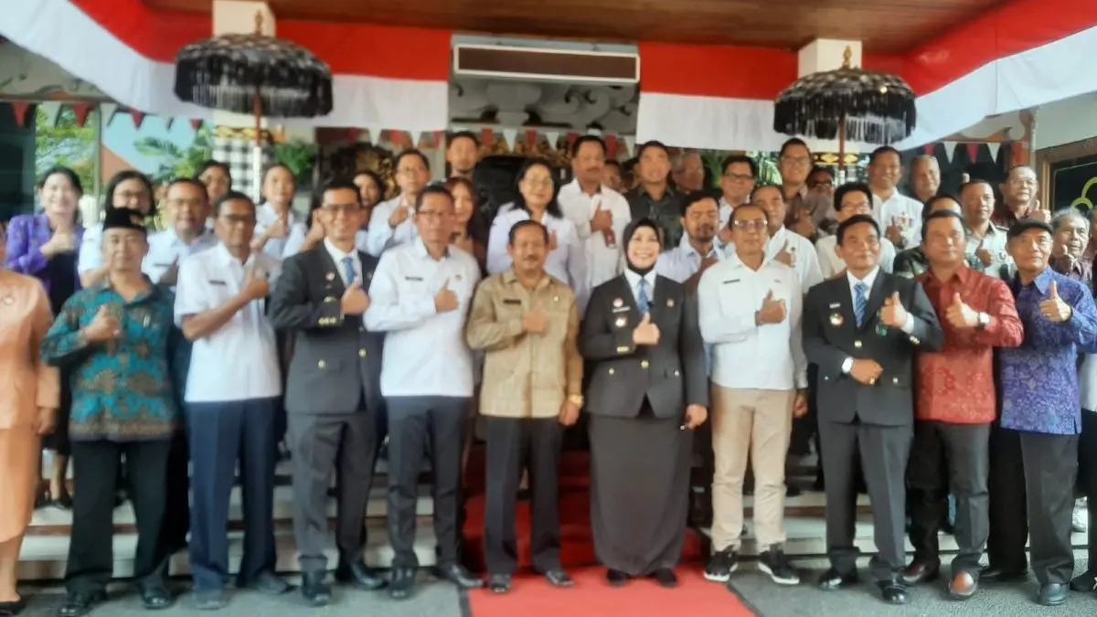 KAWAL HAK KEKAYAAN INTELEKTUAL: Kepala Kanwil Kemenkum Bali, Eem Nurmanah (tengah pakai jas) bersama staf usai memberikan sejumlah penghargaan di Hari Pengayoman Nasional ke-81 Rabu 19 Agustus 2026.. (M. RIDWAN/radarbali.id)