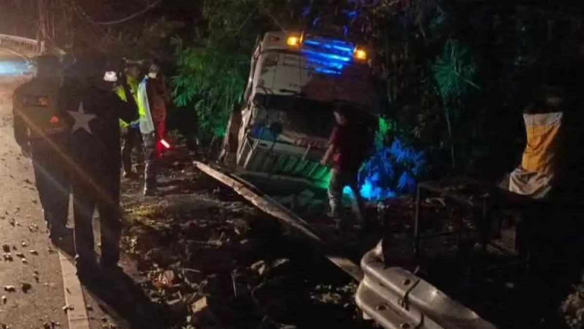 NAHAS DI PERJALANAN: Truk bermuatan bata ringan yang terguling di Jalan Denpasar-Gilimanuk di Banjar Dinas Singin, Desa Selemadeg, Kecamatan Selemadeg Tabanan.&nbsp;(foto: istimewa)