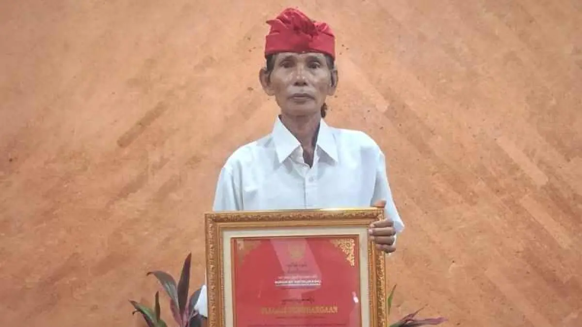 RAIH PENGHARGAAN : I Made Danu perajin genteng dan keramik yang berhasil ciptakan alat bantu produksi keramik terracotta. (foto:ist)