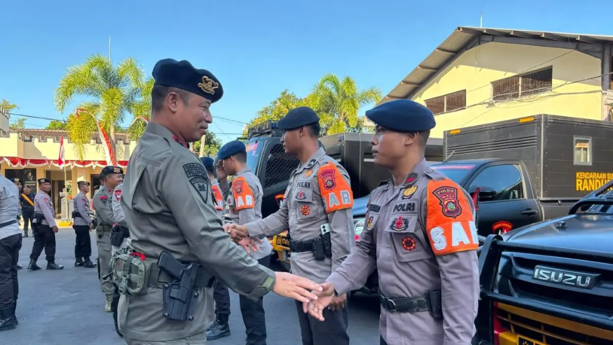 RESPONS CEPAT: Personel SAR Satuan Brimob Polda Bali bersama kendaraan khusus dapur lapangan dan pengolahan air bersih diberangkatkan menuju NTT untuk membantu masyarakat terdampak bencana. (ADRIAN SUWANTO/radarbali.id)