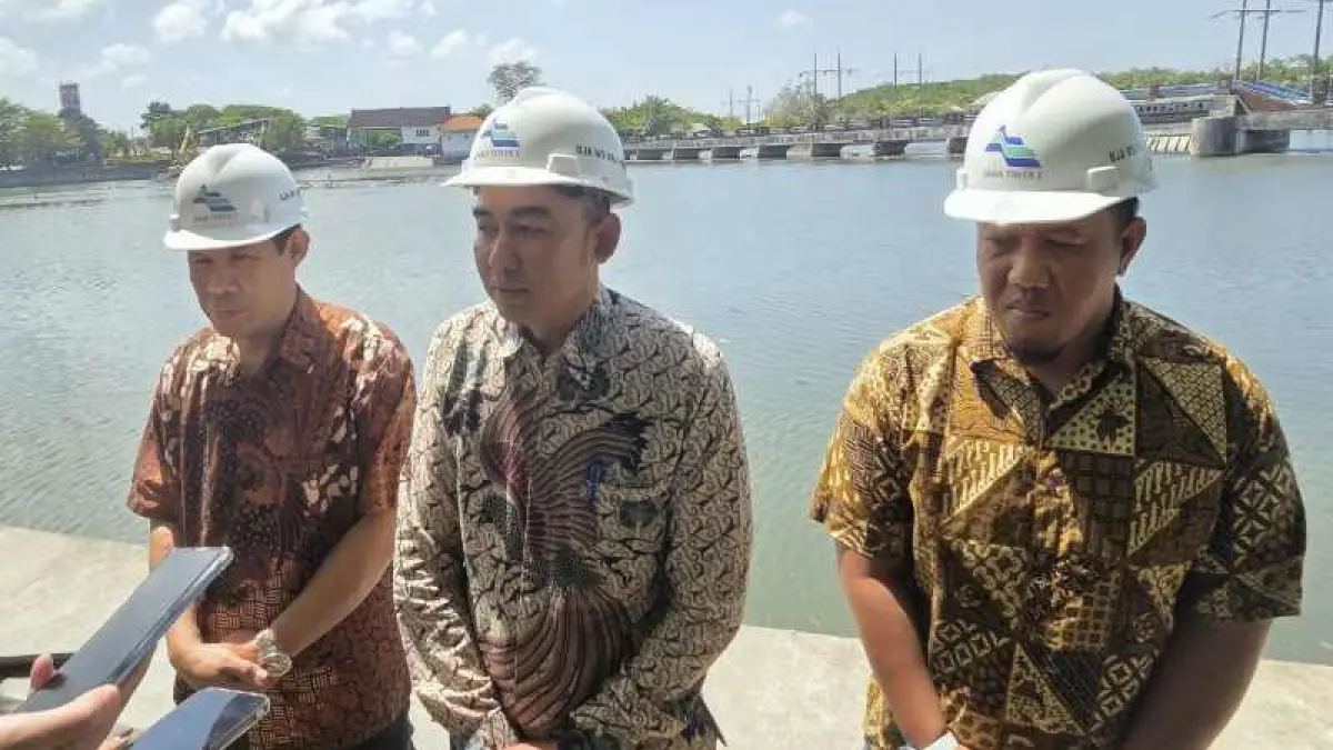 BEBERKAN DEFISIT AIR:  Kepala Divisi Jasa Air dan Sumber Air Balai Wilayah Sungai (BWS) Bali-Penida PJT I, Hamim Ghufroni  (tengah) di Bendungan Tanah Kilap, Denpasar . (Foto Marsellus Pampur)