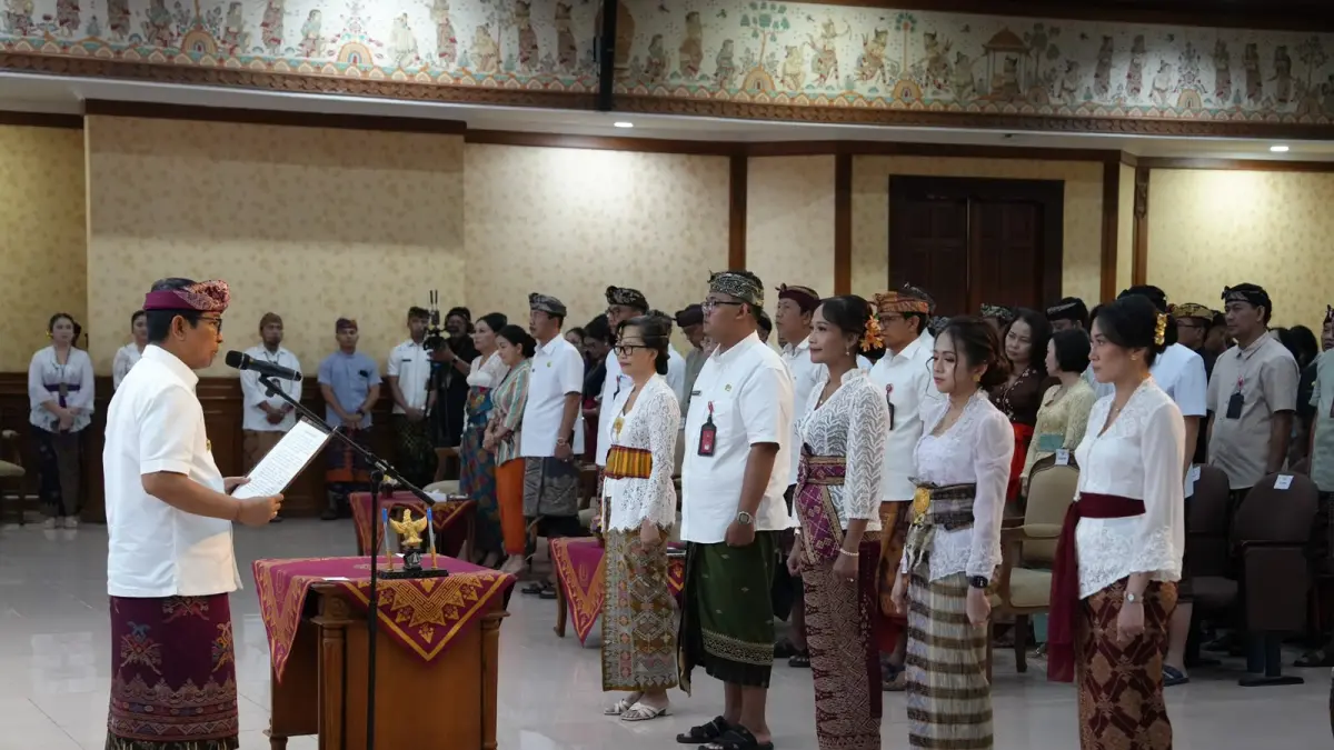 Bupati Adi Arnawa melantik dan mengambil sumpah/janji Pejabat Pimpinan Tinggi Pratama, Pejabat Administrator, Pejabat Pengawas, dan Pejabat Fungsional di Ruang Kertha Gosana, Puspem Kabupaten Badung, Kamis (20/8)