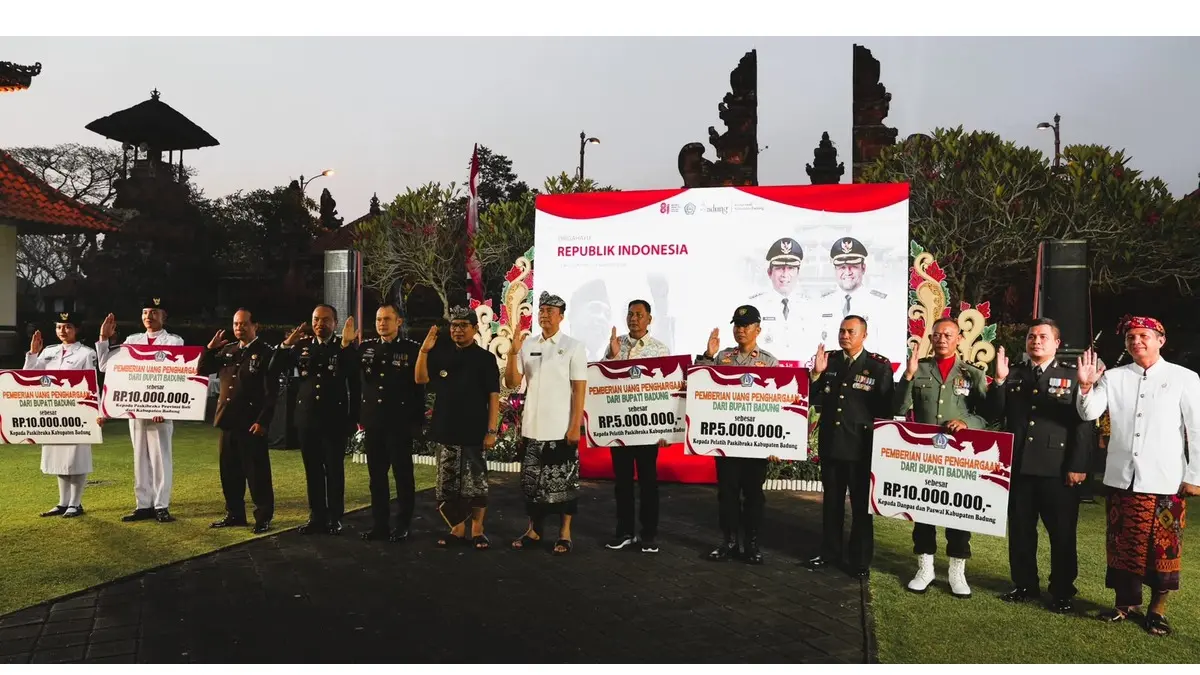 Bupati Adi Arnawa saat acara syukuran di Area Jaba Pura Lingga Bhuana, Puspem Badung, Senin (17/8).