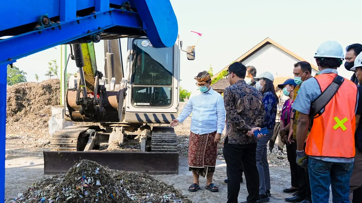 Bupati Badung I Wayan Adi Arnawa saat meninjau pengoperasian RDF di TPST Mengwitani, pada Selasa (18/8)
