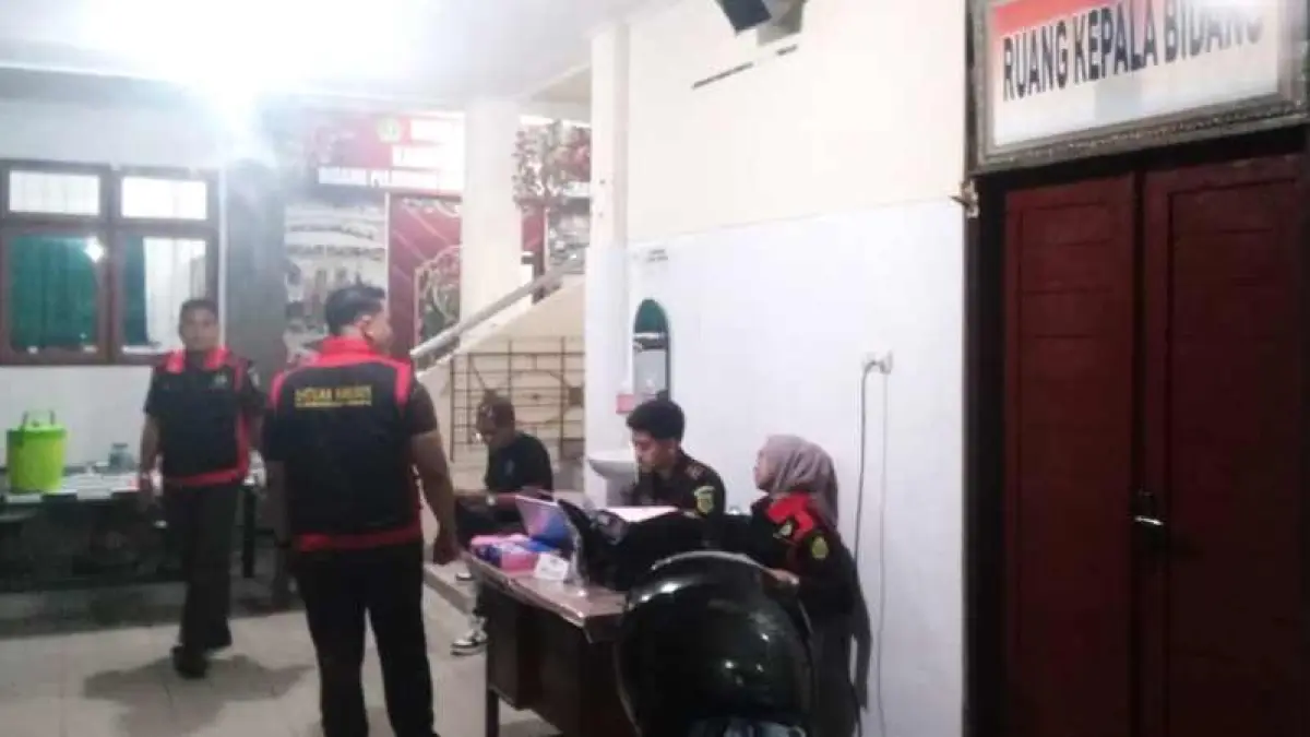 DIGELEDAH: Kejari Tabanan melakukan penggeledahan untuk mencari alat bukti, beberapa waktu lalu. (Juliadi/Radar Bali)