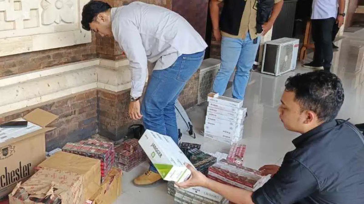 DISITA: Satreskrim Polres Jembrana menyita 2.314 bungkus rokok tanpa pita cukai dari sebuah warung di kawasan Cendrawasih, Kelurahan Gilimanuk, Kecamatan Melaya. (M.Basir/Radar Bali)