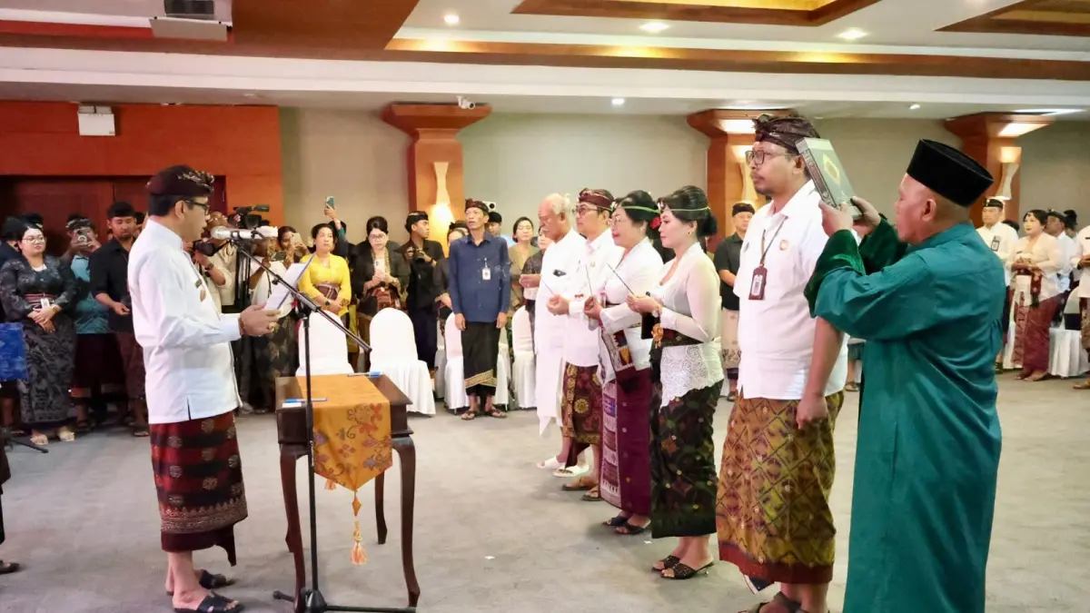 Wali Kota Denpasar, I Gusti Ngurah Jaya Negara saat melantik dan mengambil sumpah jabatan 81 pejabat struktural yang terdiri atas Pejabat Pimpinan Tinggi Pratama, Pejabat Administrator, dan Pejabat Pengawas di lingkungan Pemerintah Kota Denpasar di Graha Sewaka Dharma Kota Denpasar, Kamis (20/8).