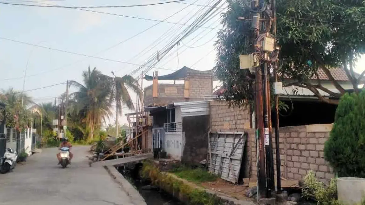 SEMRAWUT TAK BERTANGGUNGJAWAB : Kondisi tiang wifi yang terpasang semrawut di salah satu perumahan di Tabanan. (juliadi)