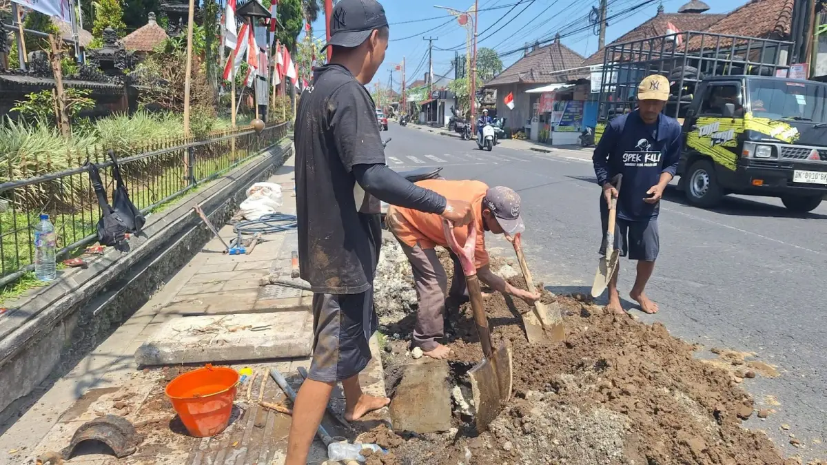 SUDAH RATUSAN TAHUN : Penanganan kebocoran jaringan pipa di Bangli. (foto: Foto: Perumda Air Minum Tirta Danu Arta Bangli)