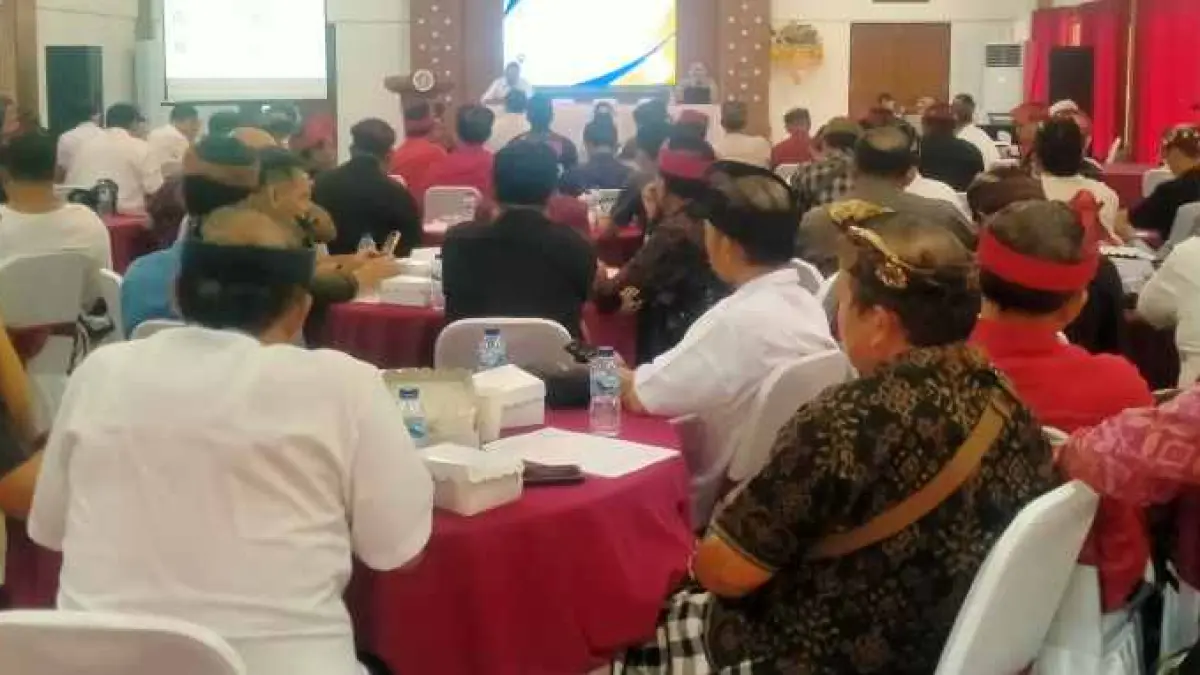 BAHAS KEPASTIAN PROYEK NASIONAL : Suasana konsultasi publik penyusunan Amdal rencana pembangunan jalan tol Gilimanuk-Mengwi (Ruas Pekutatan Soka-Mengwi) di Gedung Graha Yadnya, Tabanan.(Juliadi/Radar Bali)