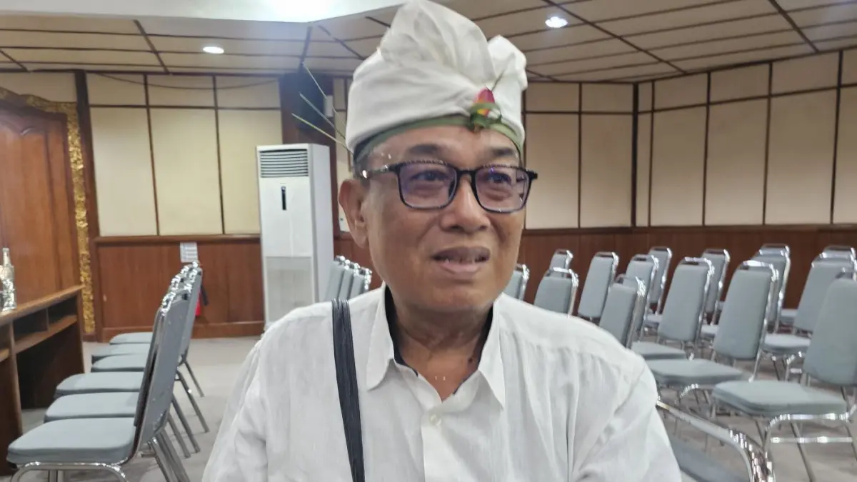 BALIAN: Ketua Umum DPP Gotra Pengusada Bali Prof Putu Suta Sadnyana usai pengukuhan Pengurus Gotra Pangusada Bali Masa Bakti 2026-2031 di Gedung Wiswabha kemarin (20/8/2026). (NI KADEK NOVI FEBRIANI/radarbali.id)