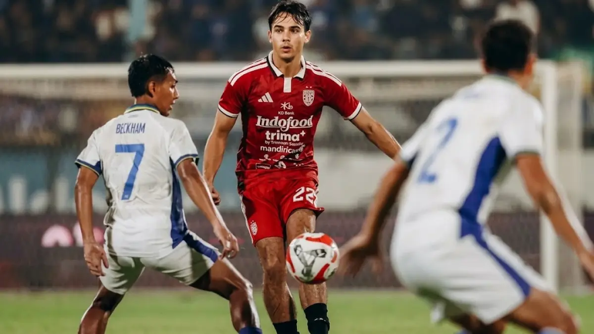 Bek kanan Bali United Tim Geypens memotong bola yang mengarah ke penyerang sayap Persib Bandung Beckham Putra dalam Dewata Challenge Series di Stadion Kapten I Wayan Dipta, Gianyar. Foto: Bali United