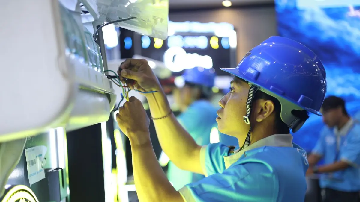 CEPAT DAN TEPAT: Peserta tengah memasang ketangkasan dan ketepatan memasang instalasi AC di Midea Club Flash Installation Tournament 2026. (IST/radarbali.id)