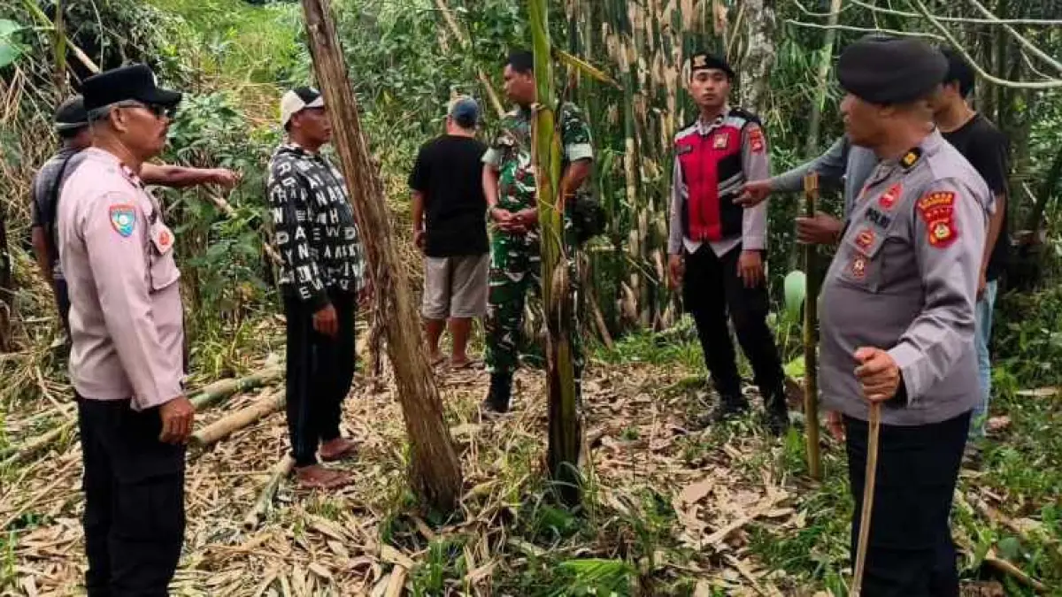 DALAM PENCARIAN :&nbsp;Tim Polsek Tegallalang bersama babinsa dan warga menyisir tegalan dan mencari informasi mengenai keberadaan nenek hilang di Desa Pupuan.(foto:Polsek Tegalalang,Gianyar)