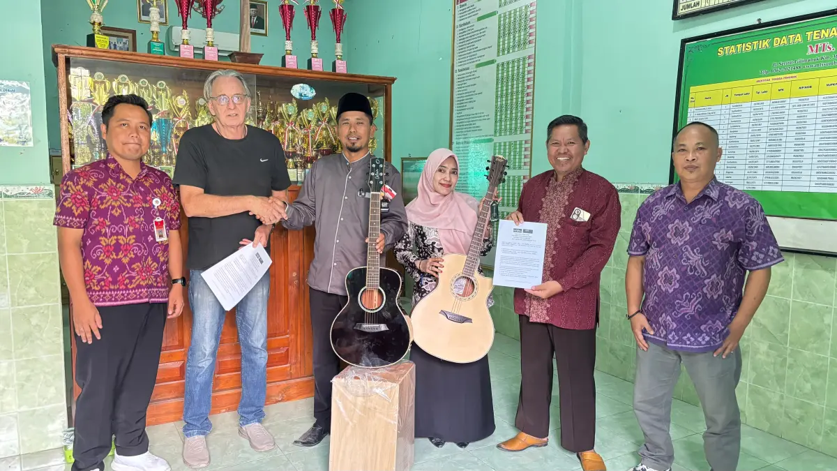 INVESTASI NADA: Chris E. Brown, owner ReffTunes Musik Studio, bersama Prof. Nowak Foundation, dengan pendampingan dari SMA Negeri 2 Gerokgak melalui kegiatan ekstrakurikuler Musik dan Vocal. (IST/radarbali.id)