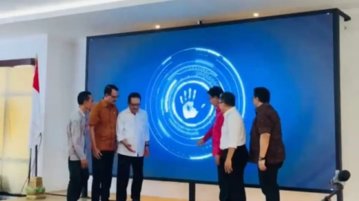 Ketua BVA Dr. Ismoyo Soemarlan, M.Par (dua dari kanan) beserta pejabat terkait saat peluncuran website baru untuk mendukung digitalisasi dan pariwisata berkelanjutan. (ist/radarbali.id)