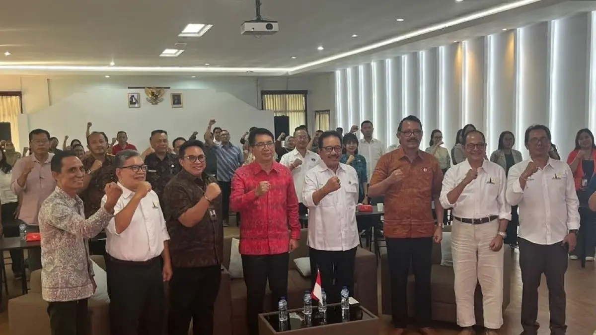 Ketua BVA Ismoyo Soemarlan (dua dari kiri), Ketua PHRI Bali Cok Ace (tengah) dan pejabat terkait lain foto bersama saat launching website barunya (21/8/2026). (ist/radarbali.id)