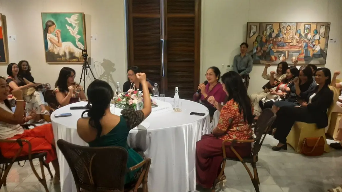 Para panelis talkshow Women’s Empowerment and Inner Strength Through Different Discipline; Made Prabhanika Rahayu Dharmeswari, S.Psi., M.Psi., Psikolog; dr. Ni Made Ayu Wulandari, Sp. M; Ni Wayan Sutariyani atau NiWay, seniman dan praktisi Art Therapy; Cokorda Istri Ratih Iryani, maestro tari Bali; serta Widianty Hidayat dari Oriflame