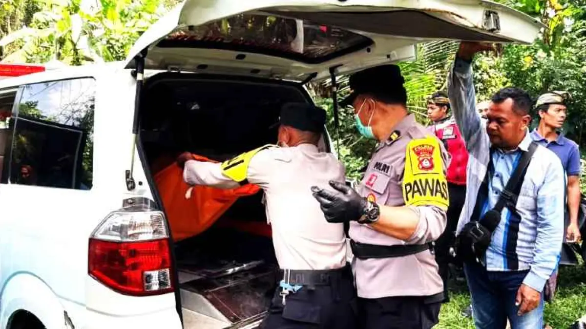 AKHIRNYA DITEMUKAN: Evakuasi jenazah I Ketut Tambun, 63 warga Dusun Sangging, Desa Akah, Kecamatan Klungkung. (Foto: Humas Polres Klungkung)

&nbsp;