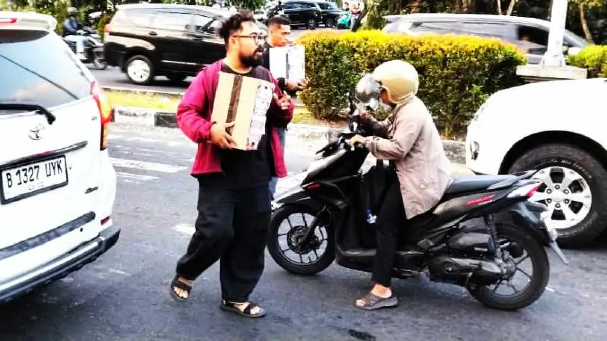 PEDULI SESAMA : Sejumlah wartawan dari Solidaritas Jurnalis Bali (SJB) menggelar aksi galang dana di Jalan Dewi Sri, Kuta, untukmembantu korban gempa bumi di Flores, Nusa Tenggara Timur. (foto: SJB)