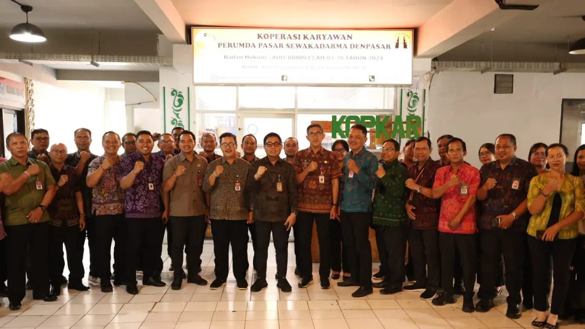 Wakil Wali Kota Denpasar, I Kadek Agus Arya Wibawa, melakukan kunjungan kerja ke Perusahaan Daerah Pasar Kota Denpasar, Jumat (21/8)