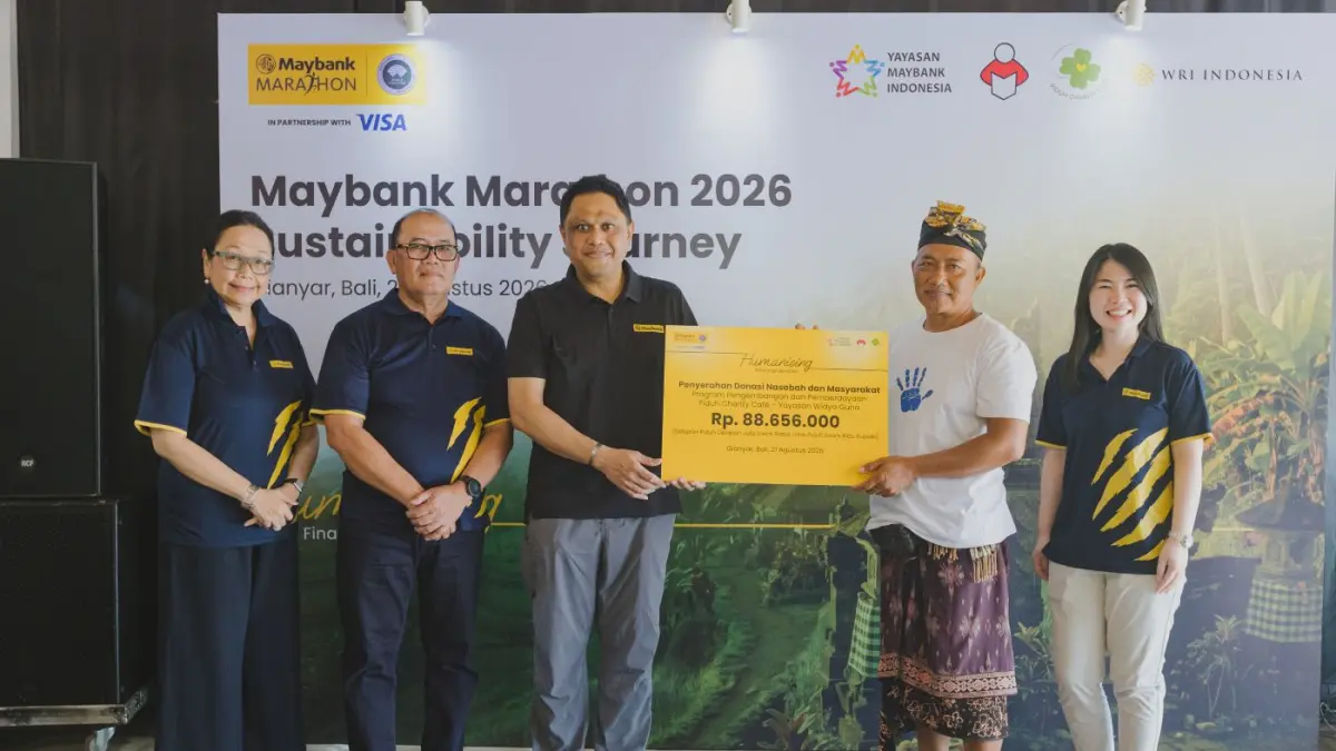 INKLUSIF: Datuk Shahril Azuar Jimin Group Sustainability Officer Maybank Group (3-kiri), Marina R. Tusin Komisaris Independen Maybank Indonesia (kiri), Hendar Komisaris Independen Maybank Indonesia (2-kiri) dan Maria Trifanny Fransiska Head of Sustainability Maybank Indonesia (kanan) menyerahkan donasi nasabah dan masyarakat kepada Ketut Sadia Ketua Pengurus Yayasan Widya Guna saat Maybank Marathon Sustainability Day di Piduh Charity Cafe, Gianyar, Bali, pada 21 Agustus 2026.
