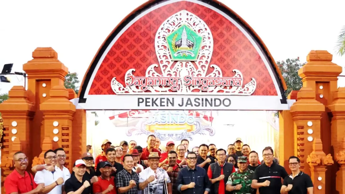 Bupati Tabanan, Dr. I Komang Gede Sanjaya, S.E., M.M., (5  dari kanan depan), saat membuka pelaksanaan Peken Jasindo Tahun 2026 di Taman Bung Karno – Garuda Wisnu Singasana, Tabanan, Sabtu (22/8). (Humas Prokopim Tabanan for Radar Bali)