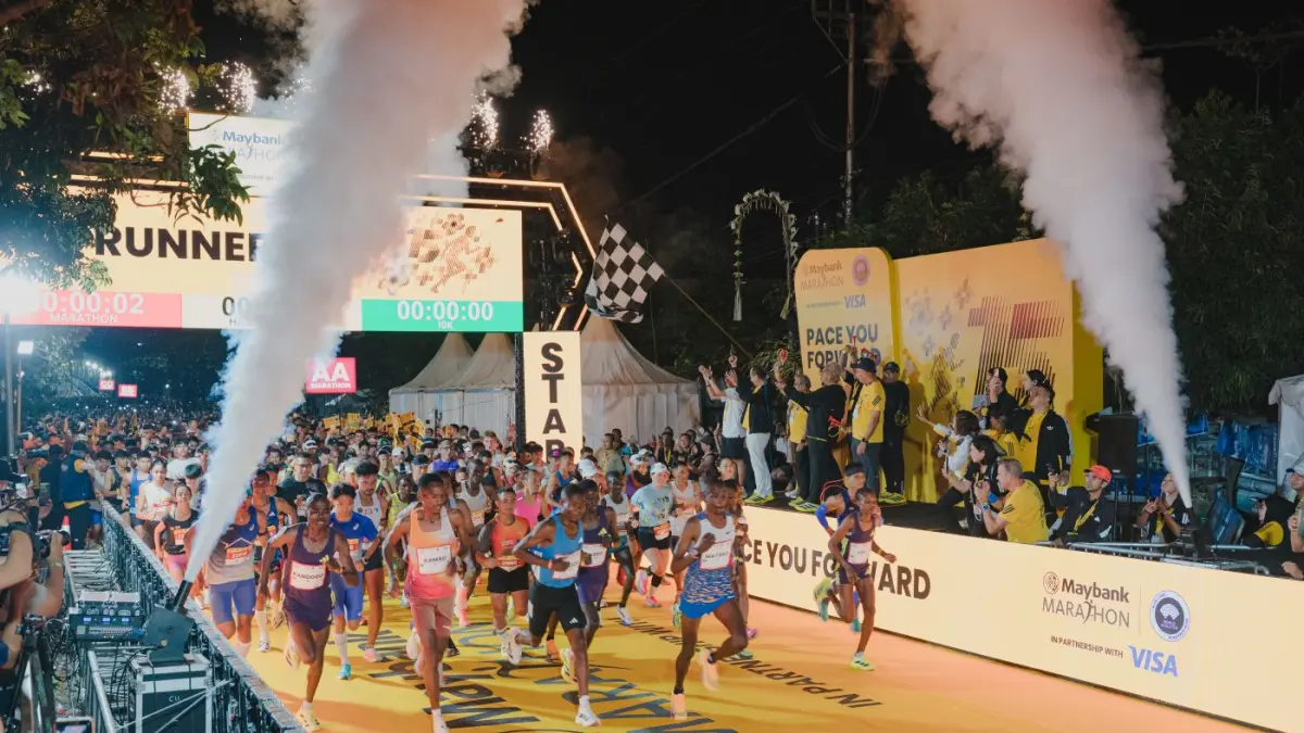 DINI HARI: Peserta kategori Marathon saat flag off Maybank Marathon 2026 in Partnership with Visa, yang mengusung tema Pace You Forward, di Bali United Training Center, Gianyar, Bali, pada 23 Agustus 2026. (maybank indonesia for radarbali.id)