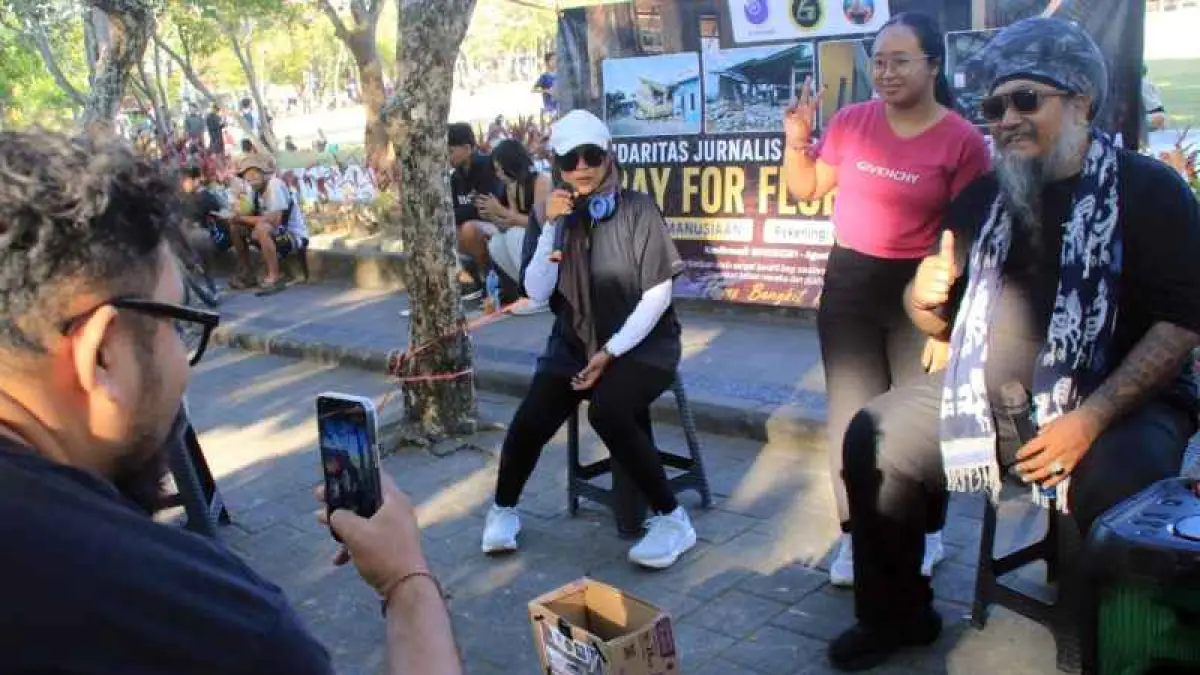 GALANG DANA BERSAMA : Sejumlah pegiat Solidaritas Jurnalis Bali (SJB) bersama Joni Agung menggelar aksi sosial di area Car Free Day (CFD) Lapangan Renon. (foto:Miftahuddin/Radar Bali