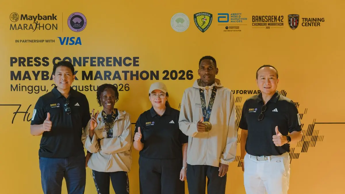 President Director Maybank Indonesia Steffano Ridwan, Country Manager Visa Indonesia Vira Widiyasari, dan Project Director Maybank Marathon Bambang Irawan (kiri ke kanan) berfoto bersama juara 1 kategori Marathon Open Male dan juara 1 kategori Marathon Open Female dalam sesi konferensi pers Maybank Marathon 2026 in Partnership with Visa di Bali United Training Center, Gianyar, Bali, pada 23 Agustus 2026.