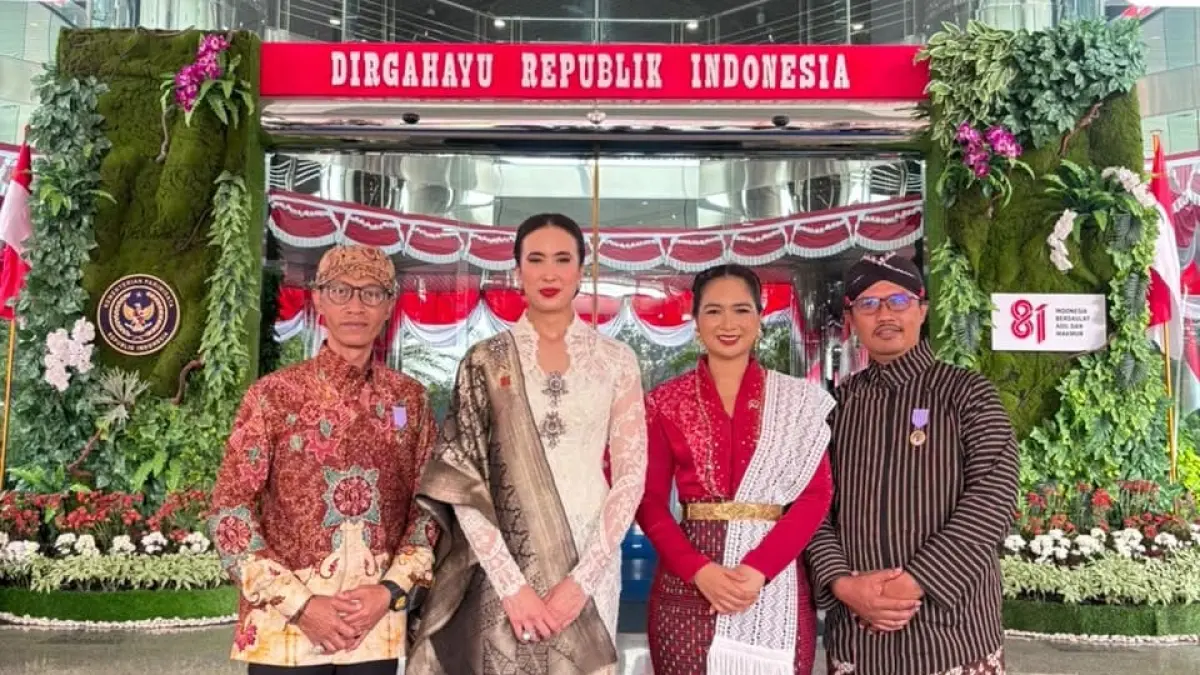 Menteri Pariwisata Widiyanti Putri Wardhana (kedua kiri) dan Wakil Menteri Pariwisata Ni Luh Puspa (kedua kanan) bersama dua penggerak Desa Sejahtera Astra, Zainul Arifin (kiri) dan Nur Ahmadi (kanan) penerima penghargaan Satyalencana Kepariwisataan dari Presiden RI