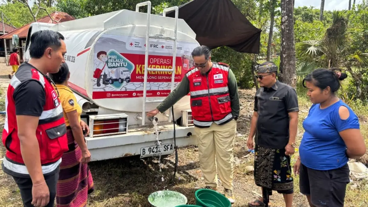 BAGIKAN AIR : PMI Karamgasem saat mendistribusikan air bersih kepada masyarakat yang mengalami krisis air bersih. (foto: istimewa)