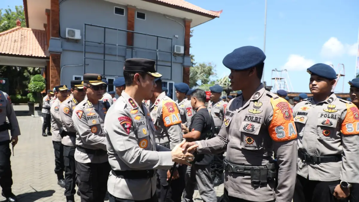 BKO: Kapolda Bali Irjen Pol. Daniel Adityajaya, S.H., S.I.K., M.Si., melepas 110 personel Satbrimob Polda Bali yang diberangkatkan ke Kalimantan Barat untuk membantu penanganan kebakaran hutan dan lahan (Karhutla), Senin (24/8). (ADRIAN SUWANTO/radarbali.id)