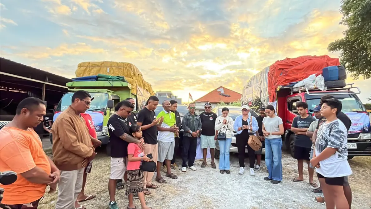 KEMANUSIAAN: Tim relawan DPW Forum Pemuda NTT Bali bersama Yayasan Peduli Cinta Indonesia (YPCI) dan Opa Gaul Team saat doa bersama sebelum berangkat membawa bantuan untuk korban gempa Flores, Minggu (23/8/2026).