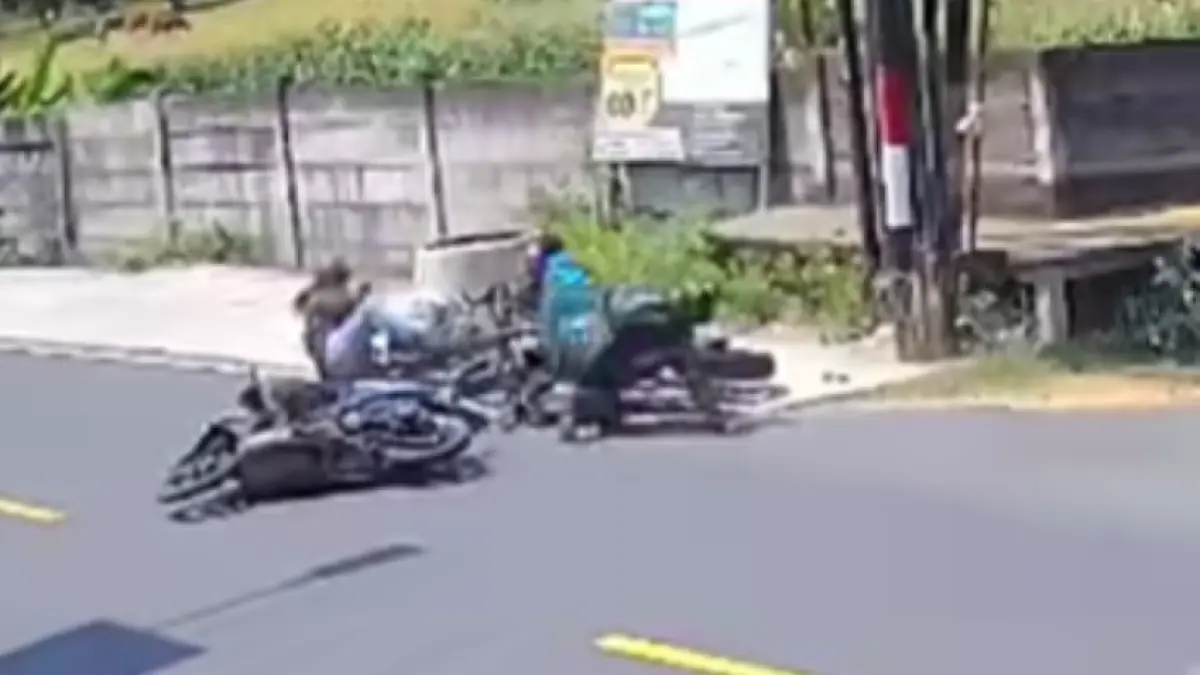 NAHAS DI JALAN RAYA : Kecelakaan tiga kendaraan roda dua akibat kelalaian saat melintas di Jalan Raya Seririt-Gilimanuk KM 29,3 Desa Celukan Bawang, Gerokgak, Buleleng. (foto:Polres Buleleng)