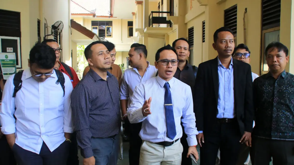 ON FIRE: Koordinator Tim Kuasa Hukum 4 Media yang tergabung dalam SJB (Solidaritas Jurnalis Bali) I Made "Ariel" Suardana dkk saat memberikan keterangan pers usai penundaan sidang di PN Denpasar Senin (24/8/2026). (MIFTAHUDDIN HALIM/radarbali.id)