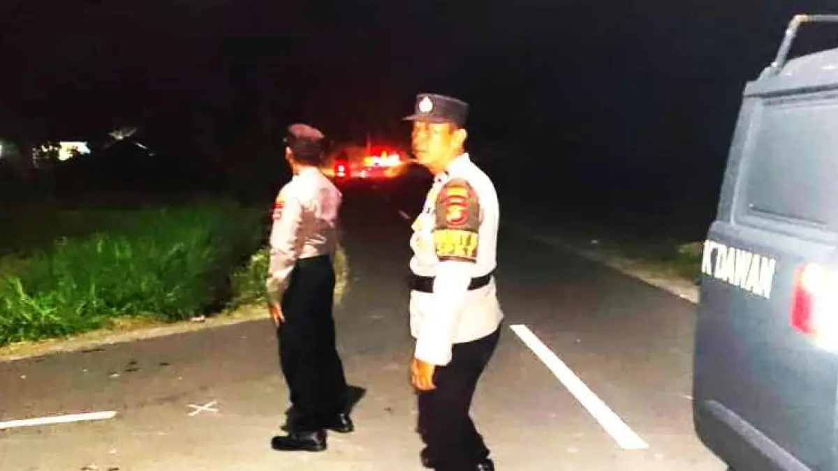 PATROLI POLISI : Polisi berjaga di jalan raya Bypass Ida Bagus Mantra, Klungkung. (foto: Humas Polres Klungkung )