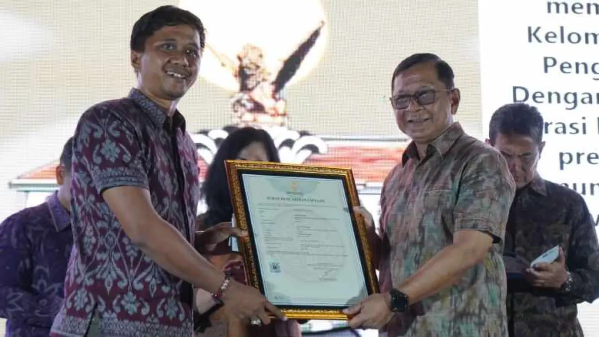 SERTIFIKAT HKI: Bupati Buleleng, I Nyoman Sutjidra menyerahkan sertifikat HKI ke salah satu pemilik karya belum lama ini di Bulfest 2026. (foto:Pemkab Buleleng)