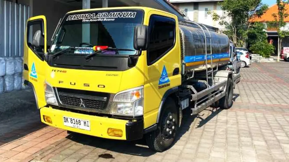 SIAGA BAGIKAN AIR : &nbsp;Mobil tangki milik PDAM Tabanan yang disiagakan. (foto:istimewa)