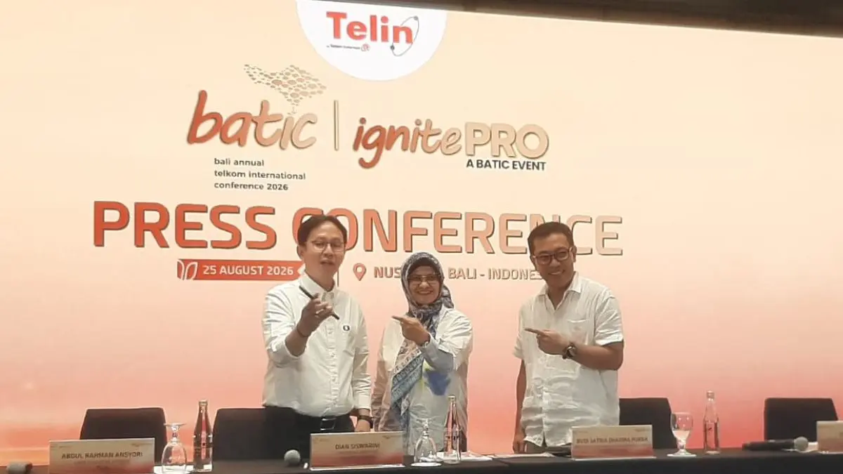 SEMAKIN LUAS: Direktur Utama Telkom Indonesia, Dian Siswarini (tengah) bersama Chief Executive Officer (CEO) Telin, Abdul Rahman Ansyori (kiri) dan Director of Wholesale & International Service Telkom Indonesia, Budi Satria Dharma Purba (kanan) menunjukkan lonjakan pertumbuhan konektivitas global saat Konferensi Pers BATIC 2026 di Nusa Dua (25/8/2026). (M. RIDWAN/radarbali.id)
