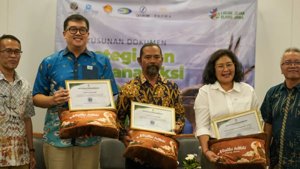 APRESIASI PARA KONSERVASI: Kementerian Kehutanan beri apresiasi kepada Anthony Budiman - Sustainability Manager PT Djarum, Tri Wahyu Widodo Pengendali Ekosistem Hutan BBKSDA Jatim dan Luh Putu Eswaryanti Guru Besar Bidang Ekologi Hewan dari Universitas Udayana.