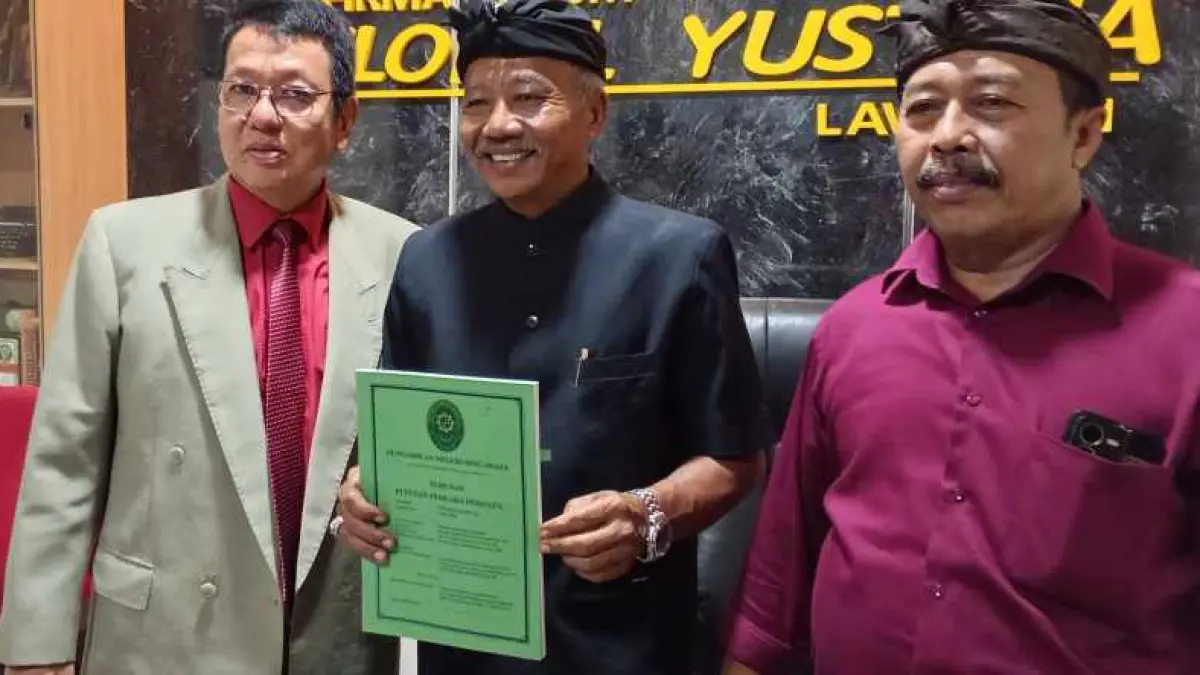 HAPPY ENDING: Kuasa Hukum, Wirasanjaya (kiri) dan Kelian Desa Adat Yeh Sanih, Made Sukresna (tengah). (foto: francelino junior)