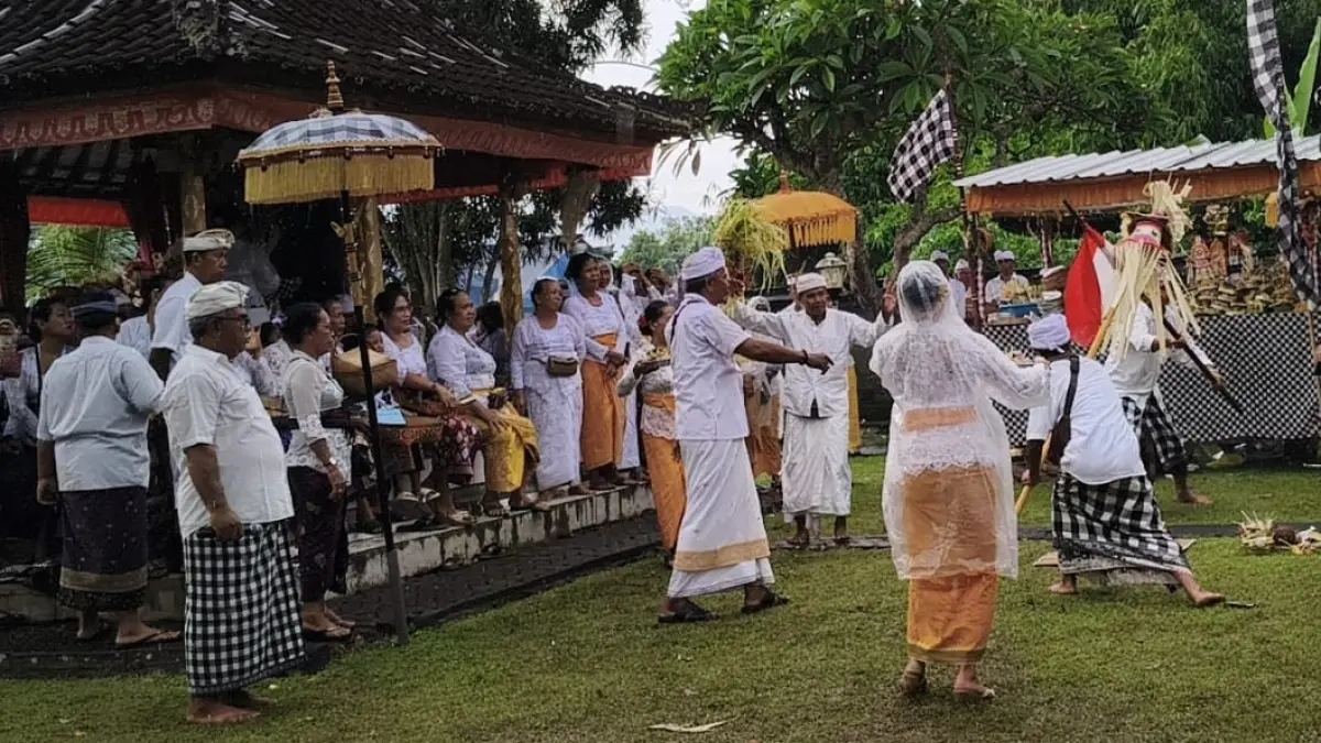 Ilustrasi prosesi ritual piodalan di Pura Tugu, Desa Bengkel, Kediri, Tabanan. (Juliadi/Radar Bali)