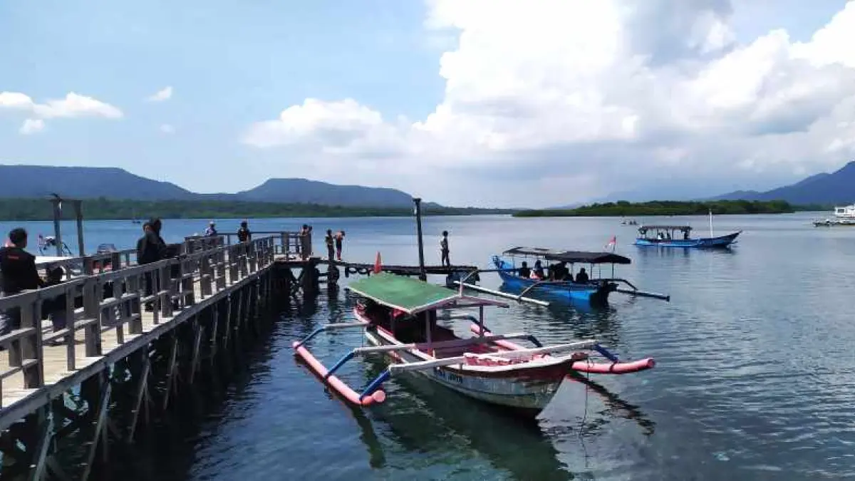 Ilustrasi suasana di Teluk Gilimanuk, Jembrana, saat cerah berawan. (M.Basir/Radar Bali)