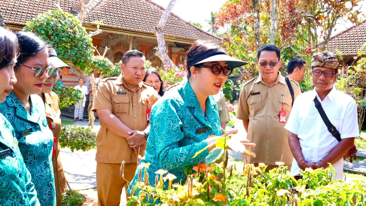 Ketua TP PKK Kabupaten Tabanan, Ny. Rai Wahyuni Sanjaya, yang akrab disapa Bunda Rai, saat melakukan penilaian Lomba Aku Hatinya PKK sebagai rangkaian peringatan HKG PKK Ke-54 di Tabanan. 