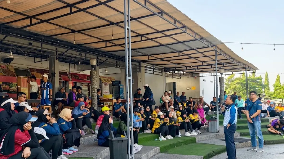 Para peserta Taman Dhika Loop berkumpul untuk olah raga bersama setelah menuntaskan tantangan bergerak minimal 50 km selama 25 hari. 