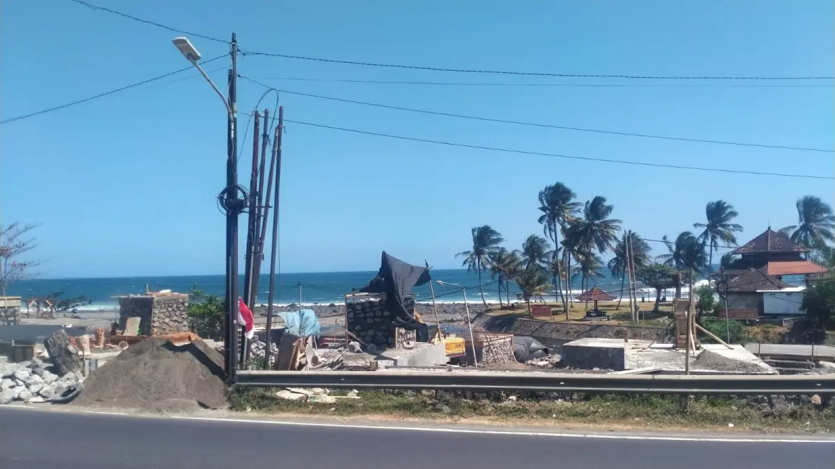 SEDANG DIBANGUN : Pembangunan rest area di Desa Selabih, Kecamatan Selemadeg Barat, Kabupaten Tabanan. (Juliadi/Radar Bali)