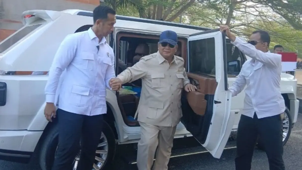 BEBERKAN PLTS : Presiden RI Prabowo Subianto saat turun dari Mobil usai meluncurkan program Pembangkit Listrik Tenaga Surya (PLTS) 100 gigawatt peak (GWp). (M.Basir)