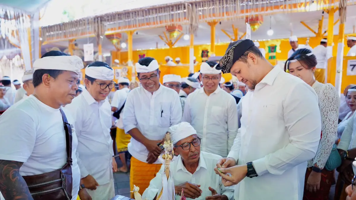Bupati Adi Arnawa bersama Wabup Bagus Alit Sucipta saat hadiri Karya Manusa Yadnya dan Pitra Yadnya Massal di Desa Adat Kwanji, Kelurahan Sempidi, Kecamatan Mengwi, Selasa (25/8).