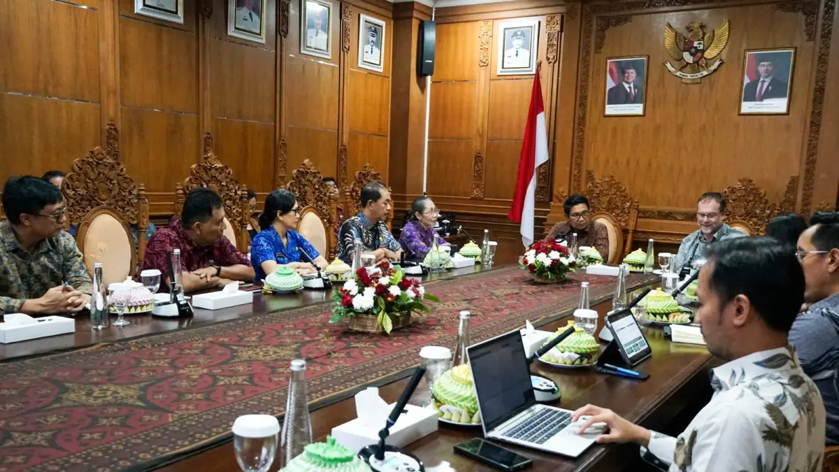 Bupati Adi Arnawa menerima kunjungan resmi delegasi Kedutaan Besar Inggris ke Puspem Badung, Jumat (21/8).